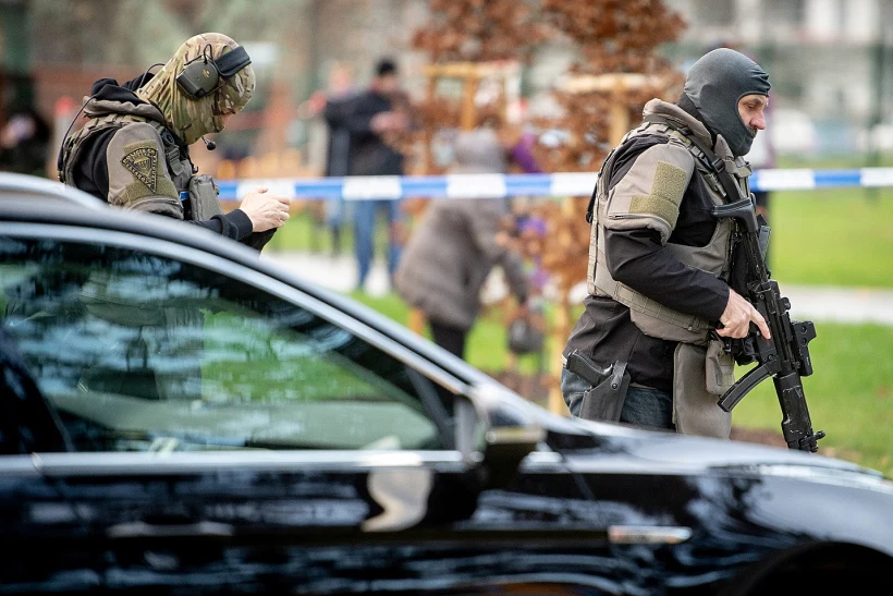 שוטרים בזירת הירי באוסטרבה צ'כיה