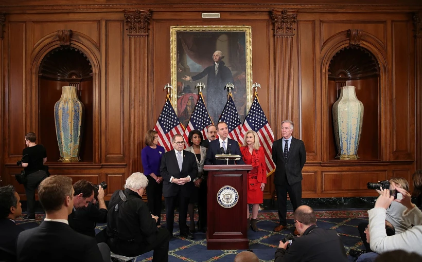 המפלגה הדמוקרטית מציגה את סעיפי האישום נגד נשיא ארה''ב דונלד טראמפ