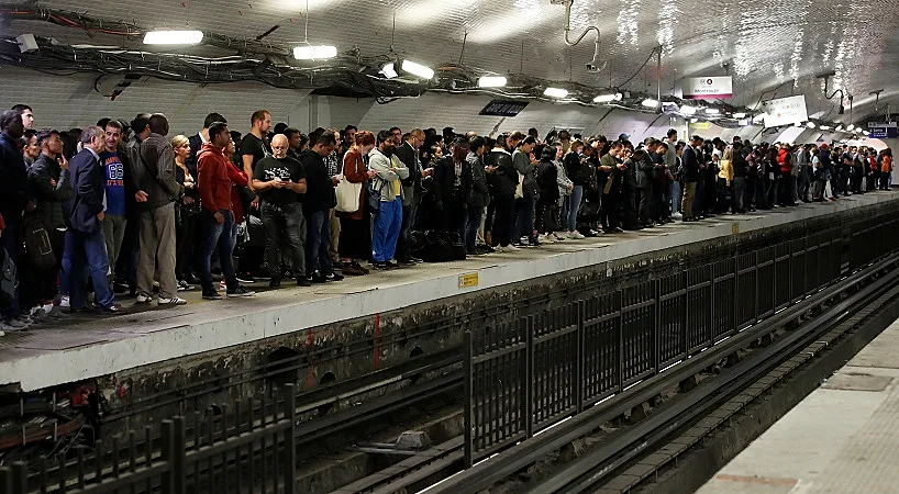 תחנת מטרו עמוסה באנשים בפריז