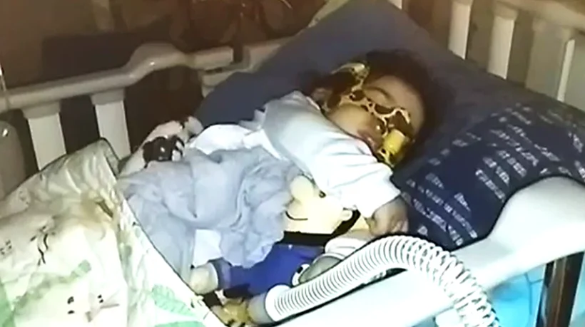 הילד ליאם במיטת בית החולים