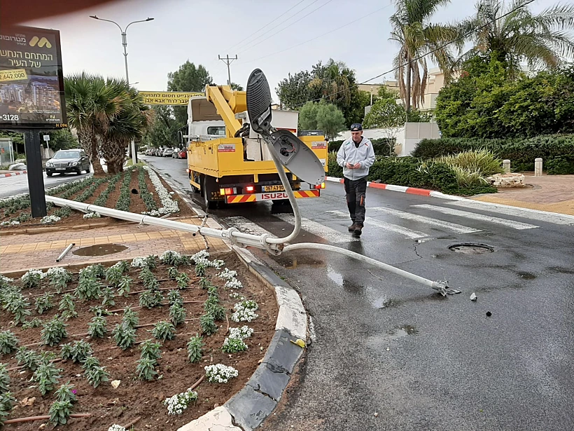 נזקי הסערה-עמוד תאורה שנפל