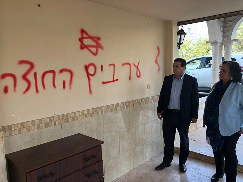 איימה עודה לצד כתובות הנאצה שרוססו בכפר מנשייה
