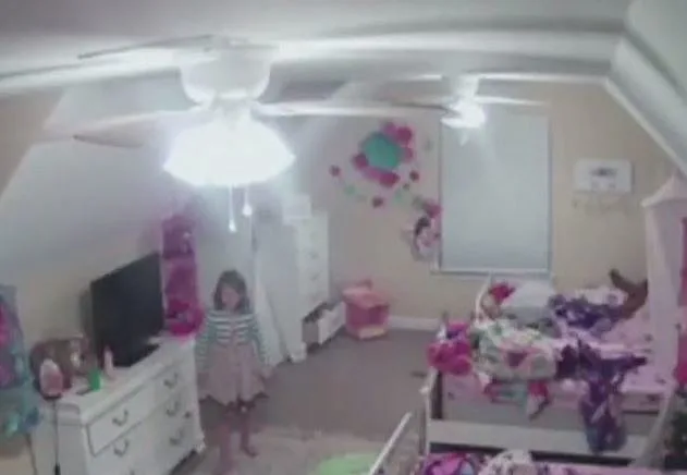 תיעוד מהפריצה למצלמות האבטחה בחדרה של אליסה