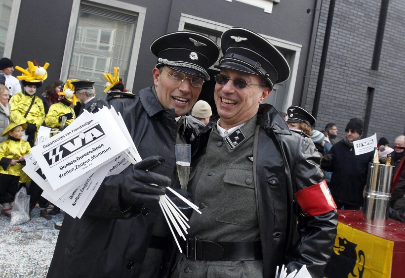 גברים מחופשים לחיילי ס''ס בפסטיבל אלסט בבלגיה