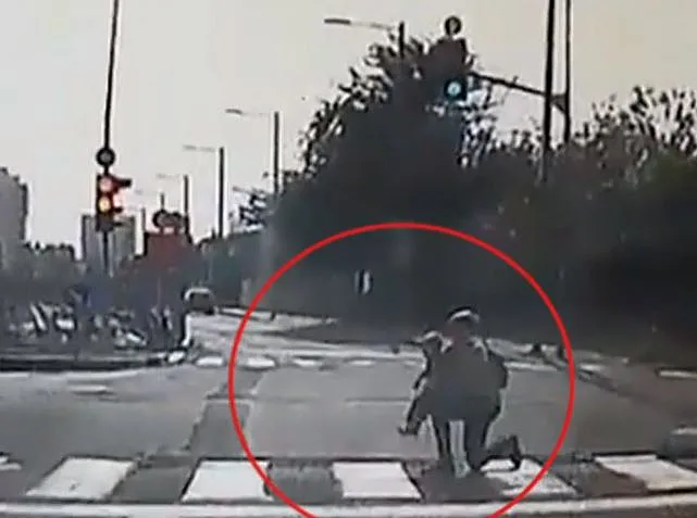 תיעוד מהרגע בו האמא תופסת את בנה