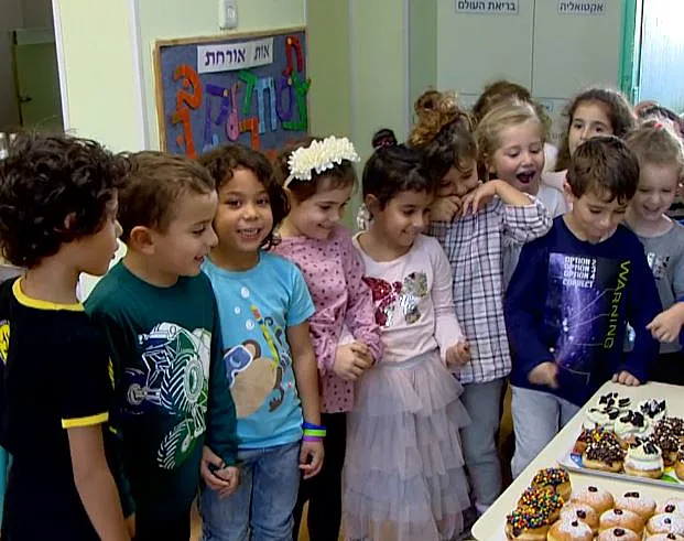 ילדים חוגגים את חג החנוכה