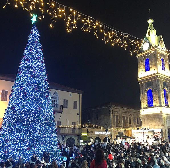 עץ אשוח מקושט ומואר בכיכר השעון ביפו