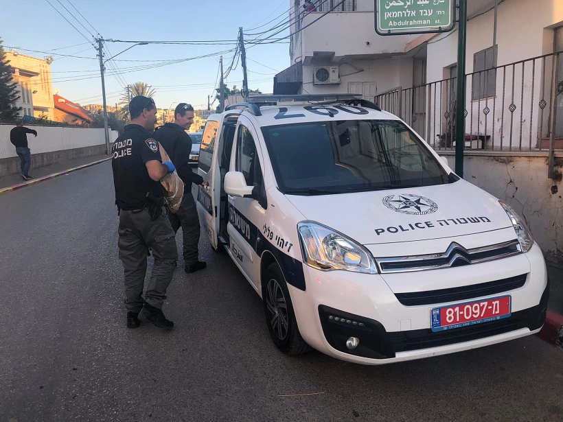 משטרת ישראל בביתה של האם בכפר עילוט שעל פי החשד פצעה את בנה
