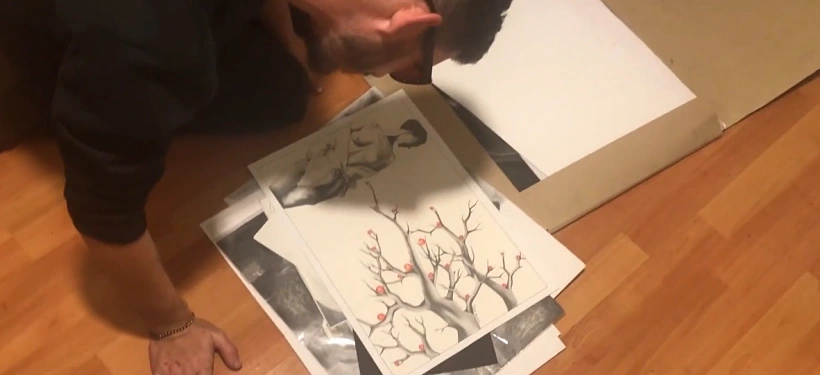 טירן בניאס, עיוור צבעים, מרכיב משקפיים המאפשרים לו לראשונה לראות צבעים