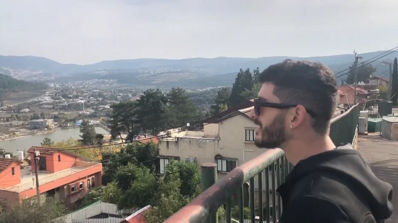 טירן בניאס, עיוור צבעים, מרכיב משקפיים המאפשרים לו לראשונה לראות צבעים