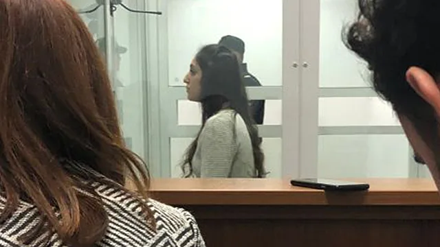 נעמה יששכר בתא זכוכית בדיון בערעור שהגישה