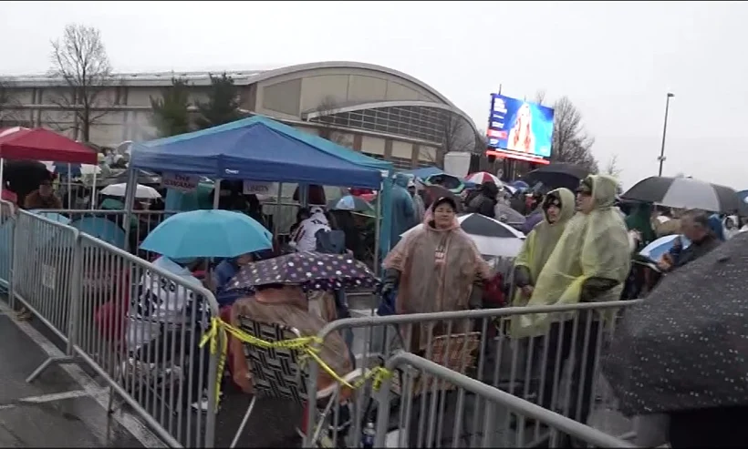 תור בכניסה להיכל עצרת התמיכה בטראמפ בהרשי, פנסילבניה