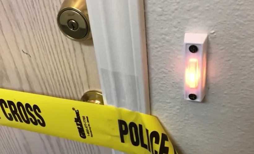 פתח הדירה שבה נמצאה גופת אדם במקפיא