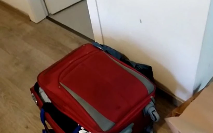 מזוודה ארוזה על ידי המשפחות שמתכוונות לעזוב בעקבות האסדה