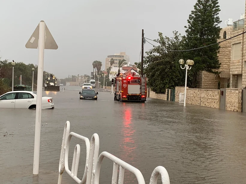 חילוץ רכב פרטי עם אזרחים משלולית ברחוב המעפילים בעיר נהריה