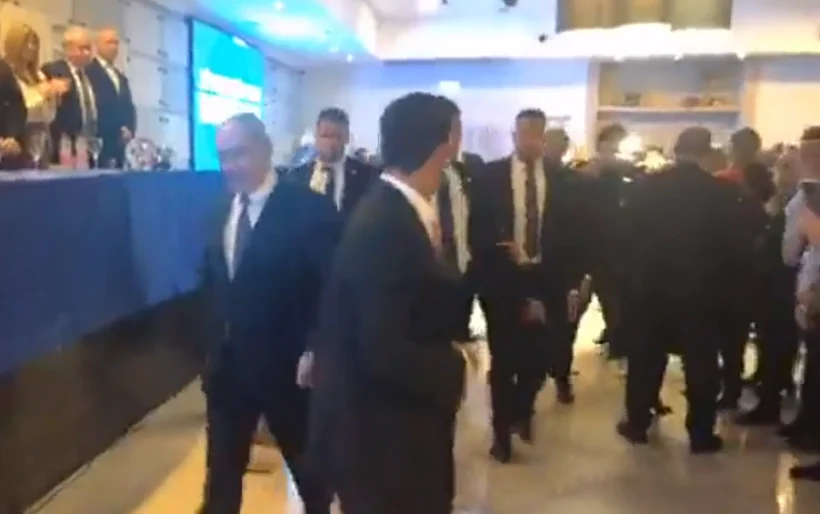 ראש הממשלה בנימין נתניהו מובל אל מרחב מוגן בהישמע צבע אדום באשקלון