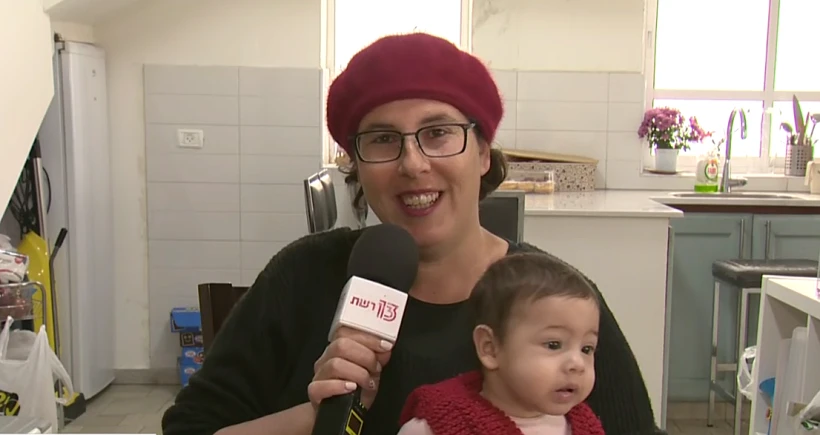 מיכל ג'יבלי ובתה תינוקת שחלתה בשפעת