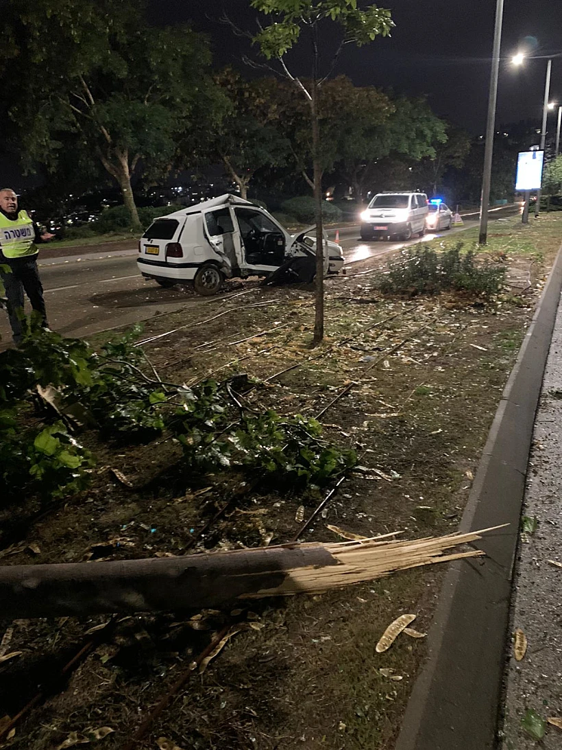 רכב איבד שליטה והתנגש בעץ בנוף הגליל. הנהג, צעיר בן 19, נפצע קשה
