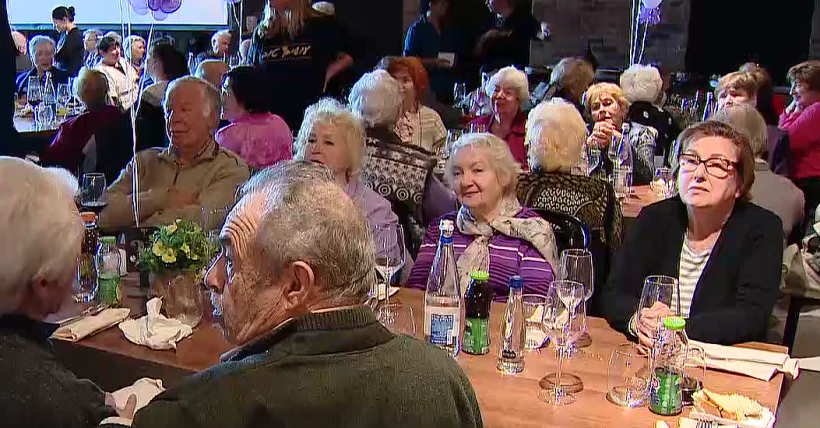 ארוחת חנוכה חגיגית לניצולי שואה