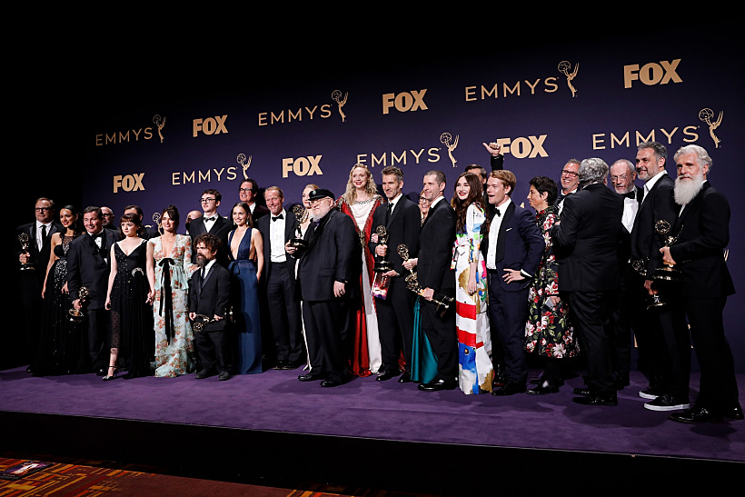 71st Primetime Emmy Awards Photo Room Los Angeles, California, U.s., September 22, 2019 George R.r. Martin (c) And The Cast And Crew Of Game Of Thrones Poses Backstage With Their Award For Outstanding Drama Series