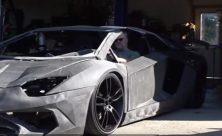 האב ובנו בנו מכונית יוקרה מודפסת וקיבלו את המקור בהפתעה