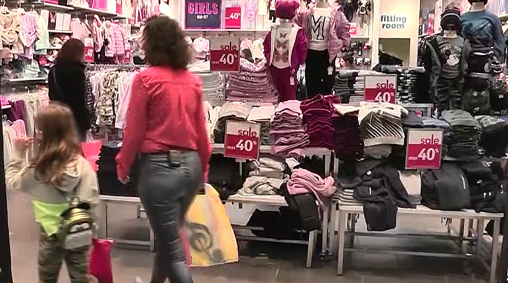 אמא ובת בחנות בגדים לילדים