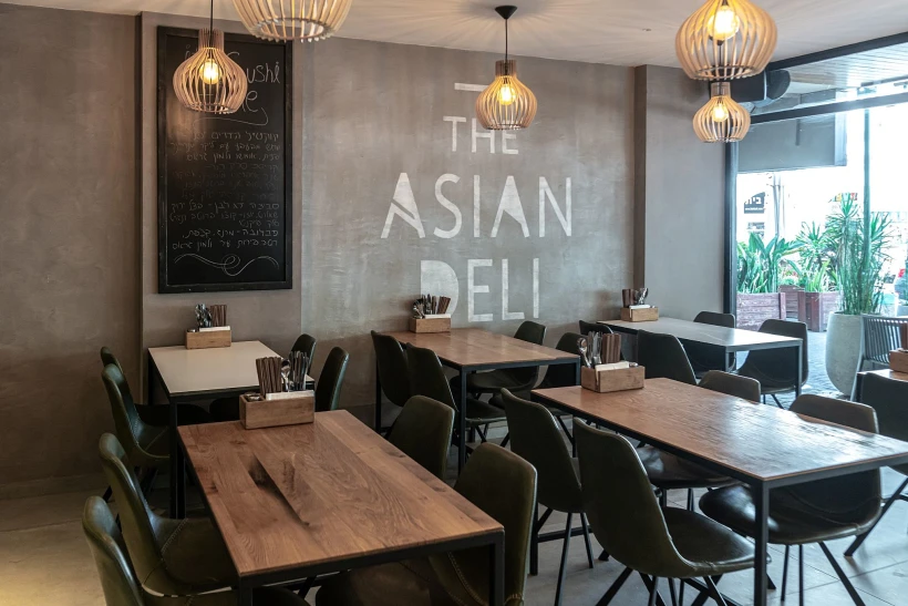 אסיאתית בלב הוד השרון. דלי אסיאתי