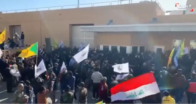 מפגינים סמוך לשגרירות ארה''ב בבגדאד