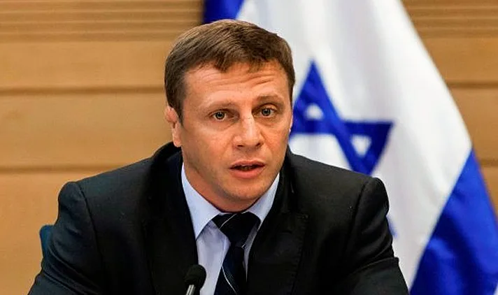 חבר הכנסת יואל רזבוזוב מכחול לבן