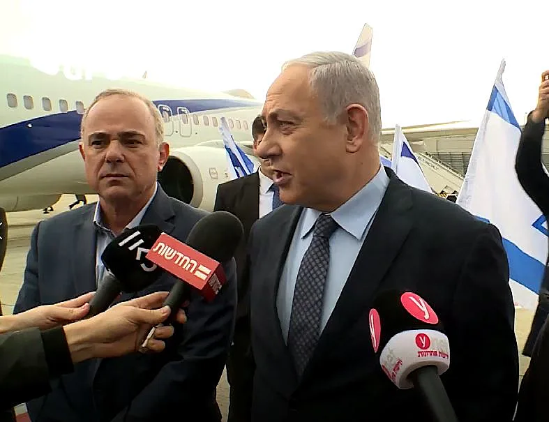 בנימין נתניהו לפני המראתו ליוון