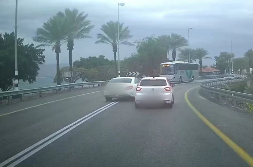 נהג שתועד עוקף בדרך לא פנויה וכמעט גורם לתאונה חזיתית בכביש 90