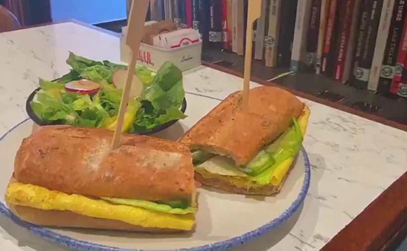 כריך חביתה בבית הקפה ''לנדוור''