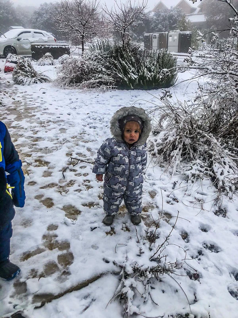 שיינה שטיין בת השנה וחצי משחקת בשלג בכפר הנופש עין זיוון