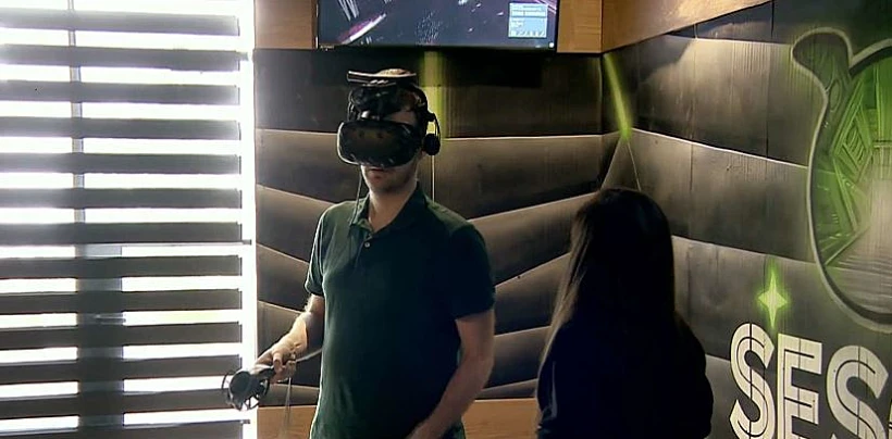 משקפי מציאות המדומה בעת משחק ''ביט סייבר''