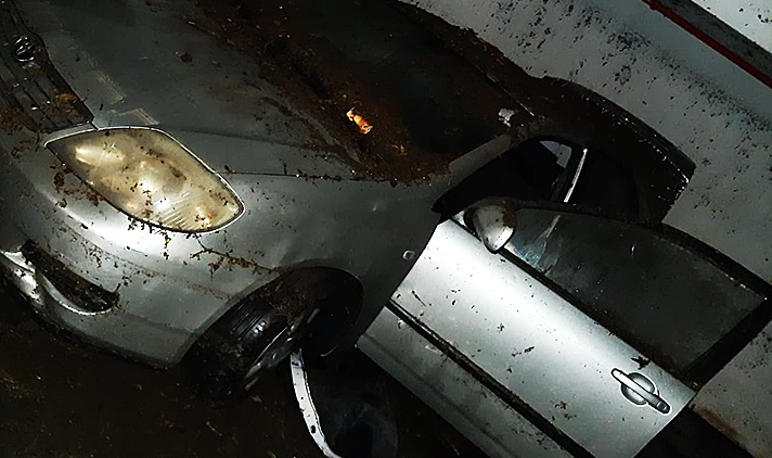 המכוניות במרתף הבניין ששניים מדייריו נספו באסון המעלית