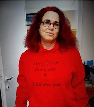 ד''ר רוחמה וייס לובשת חולצה הנושאת את הכיתוב: ''אחותנו את, אני מאמינה לך''