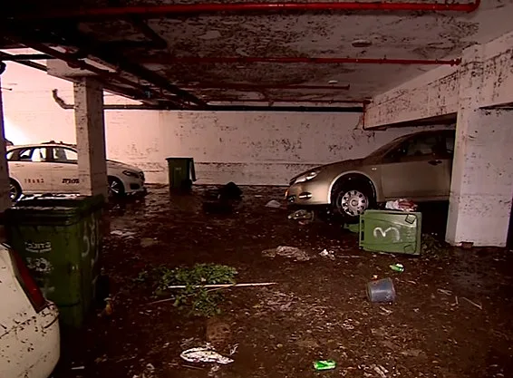 רכבים בחניון בו התרחש אסון המעלית בתל אביב