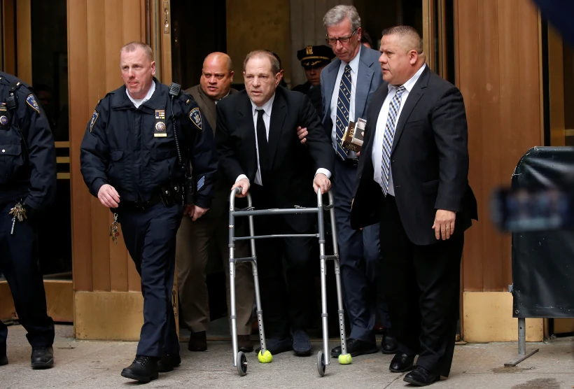 הארווי ויינסטין בדרך לדיון בחשדות נגדו לתקיפה מינית