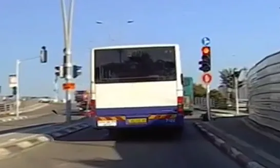 אוטובוס חוצה צומת ברמזור אדום