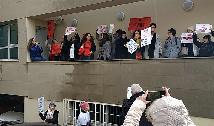 הפגנת תמיכה בצעירה הבריטית מחוץ לבית המשפט בקפריסין