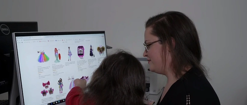 לילה ויינרוט וביתה בוחרות תחפושת ברשת