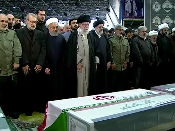 עלי חימנאי בוכה מעל ארונו של קאסם סולימאני