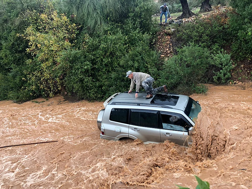 רכב שנסחף בשיטפון נחל עין מג'נונה בירכא.
