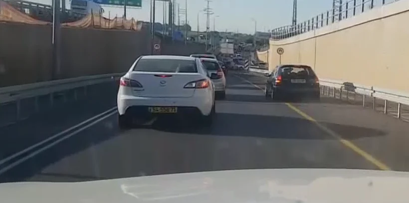 רכב עוקף בשול הימני של הכביש