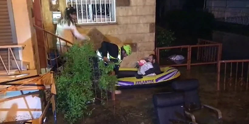 חילוץ משפחה מהצפה בנהריה