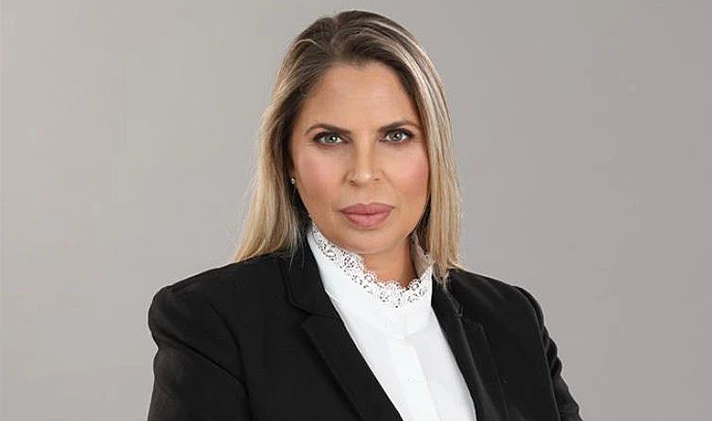 שני אילוז, עורכת דינו של נוחי דנקנר