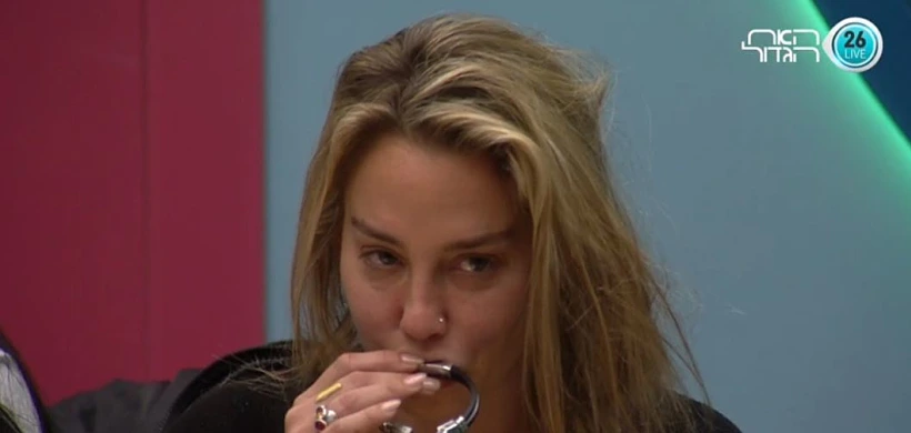 חגית נפרדת מהצמיד