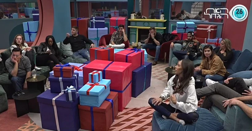 הדיירים בסלון