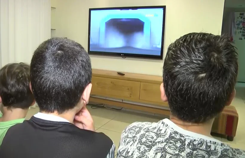 ילדים צופים בטלוויזיה