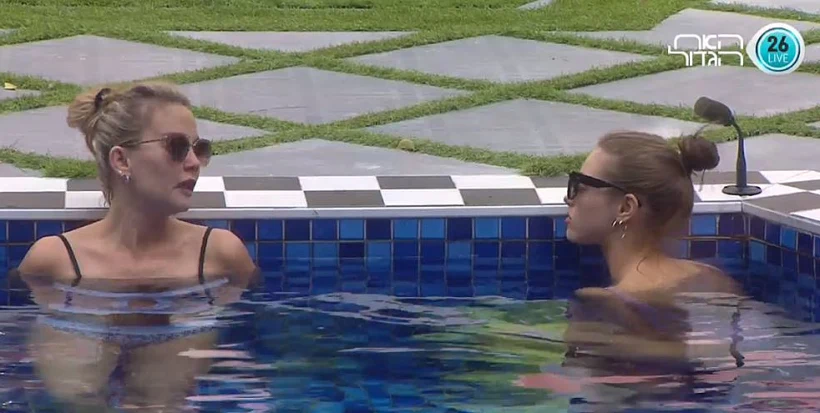 חגית ומישל בבריכה - אוספות את השיער הדוק